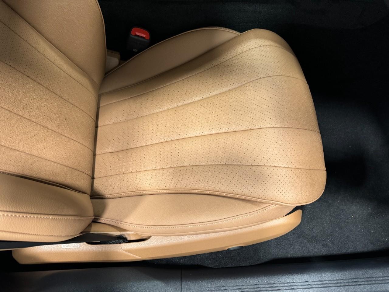 Mercedes-Benz E-Class Vehicle Full-screen Gallery Image 17