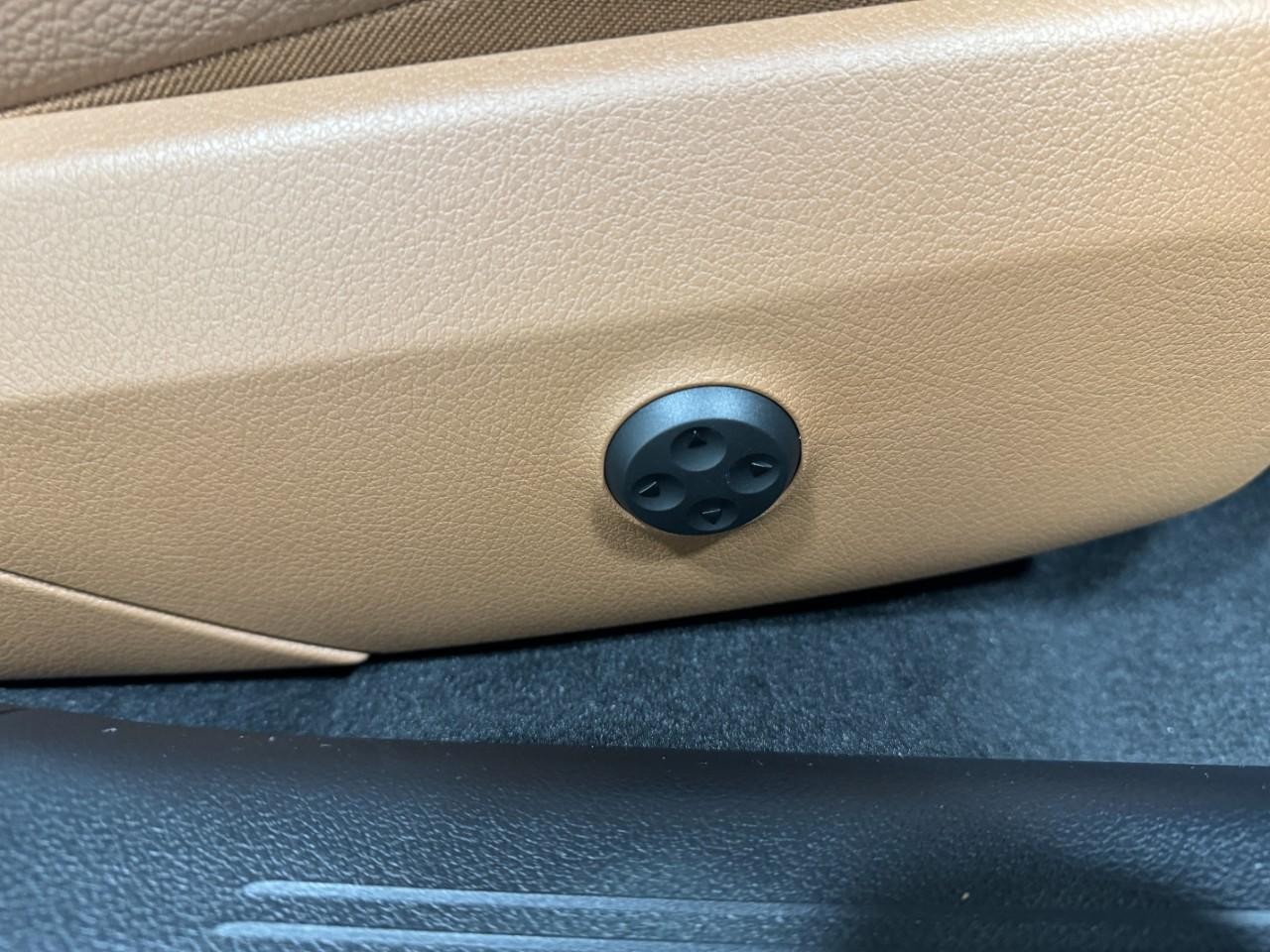 Mercedes-Benz E-Class Vehicle Full-screen Gallery Image 18