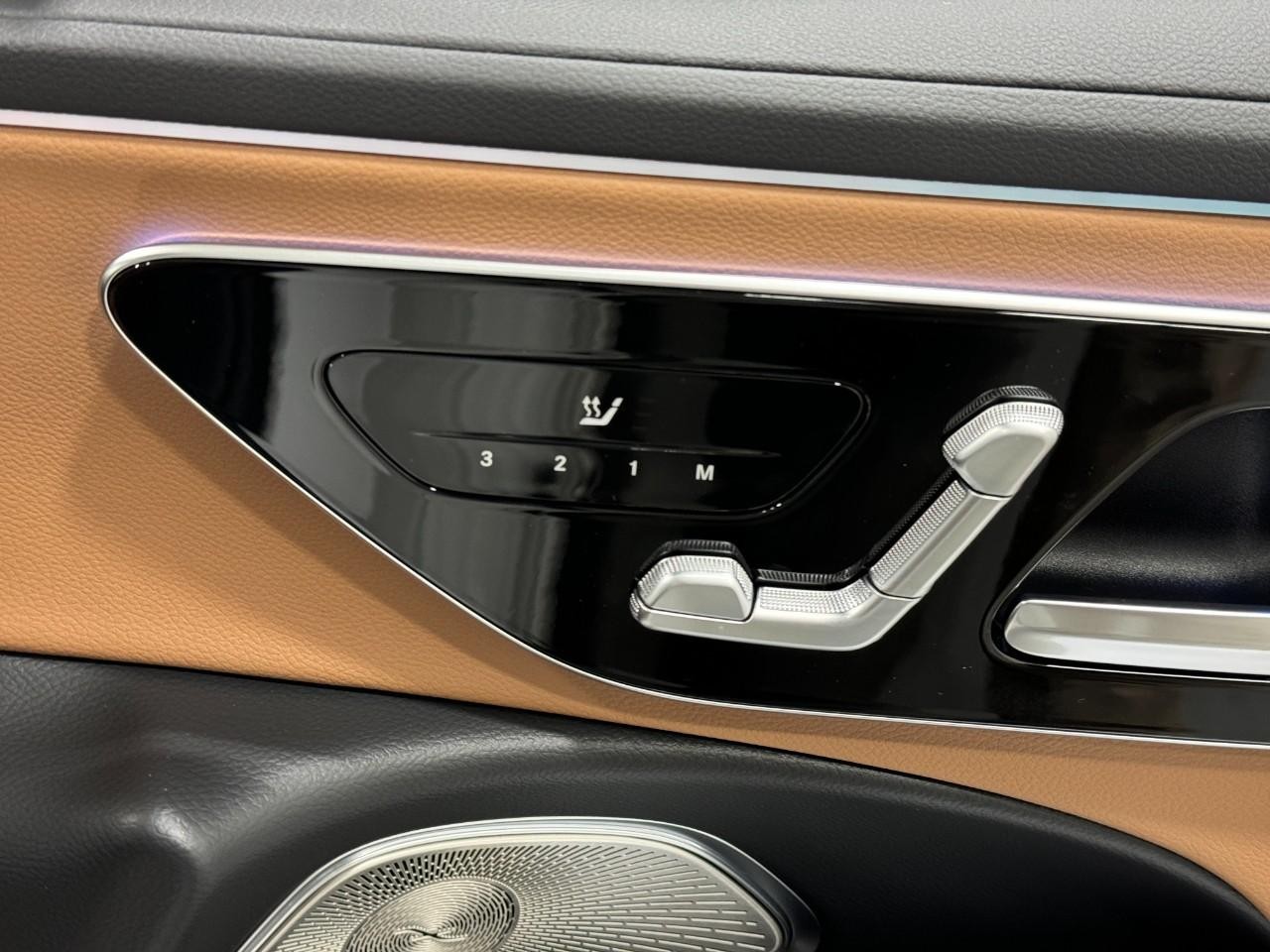 Mercedes-Benz E-Class Vehicle Full-screen Gallery Image 19