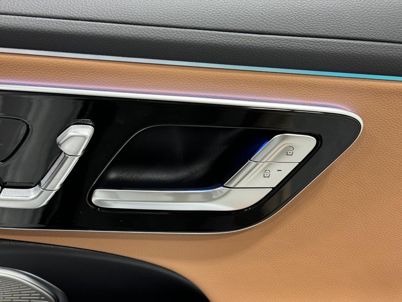 Mercedes-Benz E-Class Vehicle Full-screen Gallery Image 20