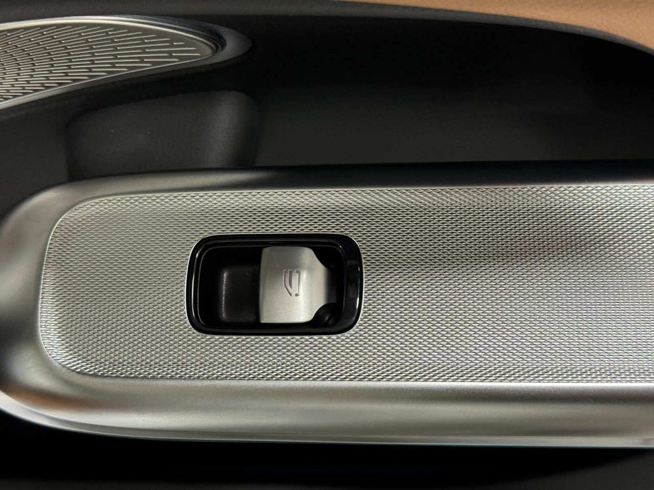 Mercedes-Benz E-Class Vehicle Full-screen Gallery Image 21