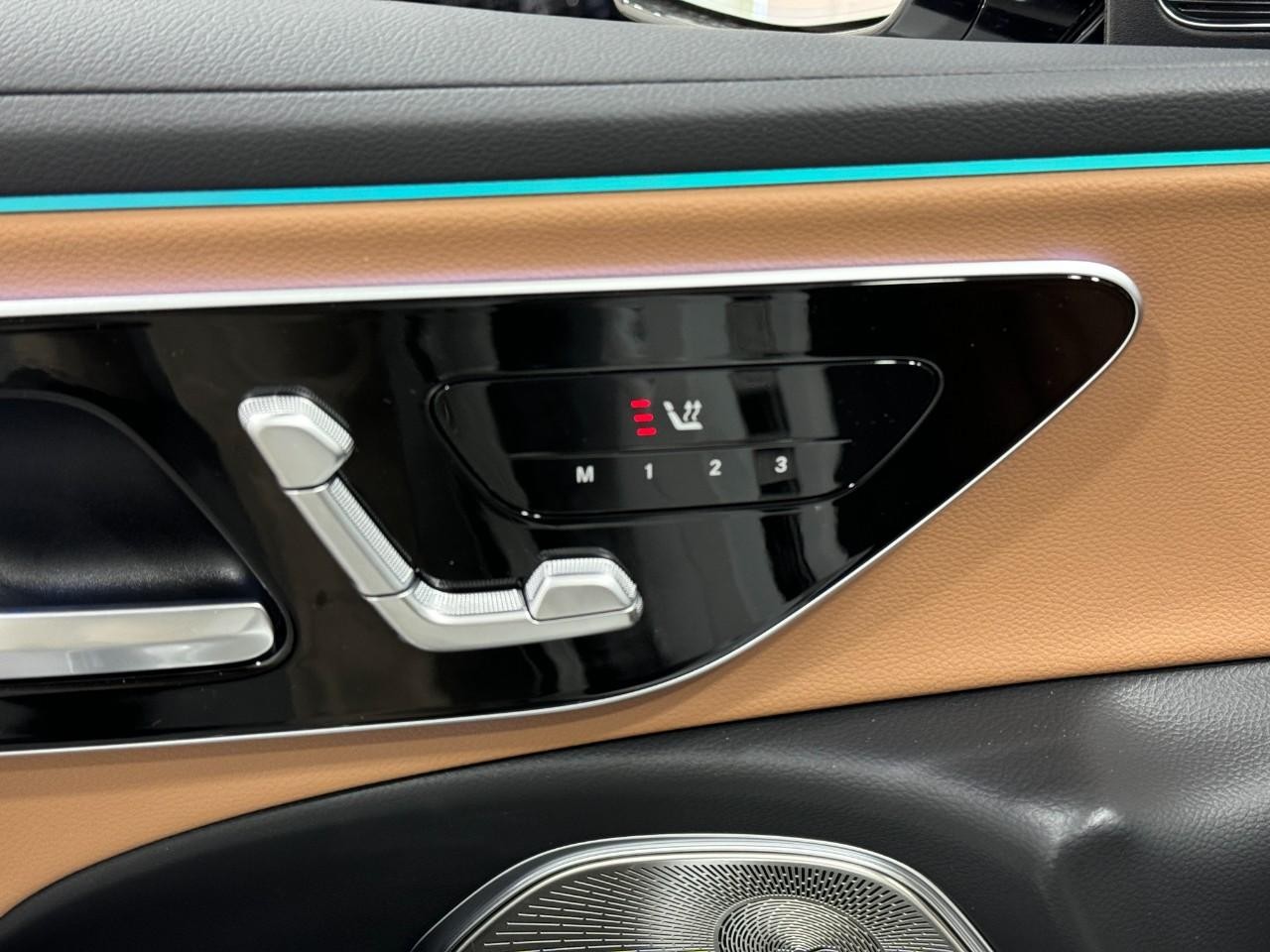 Mercedes-Benz E-Class Vehicle Full-screen Gallery Image 22