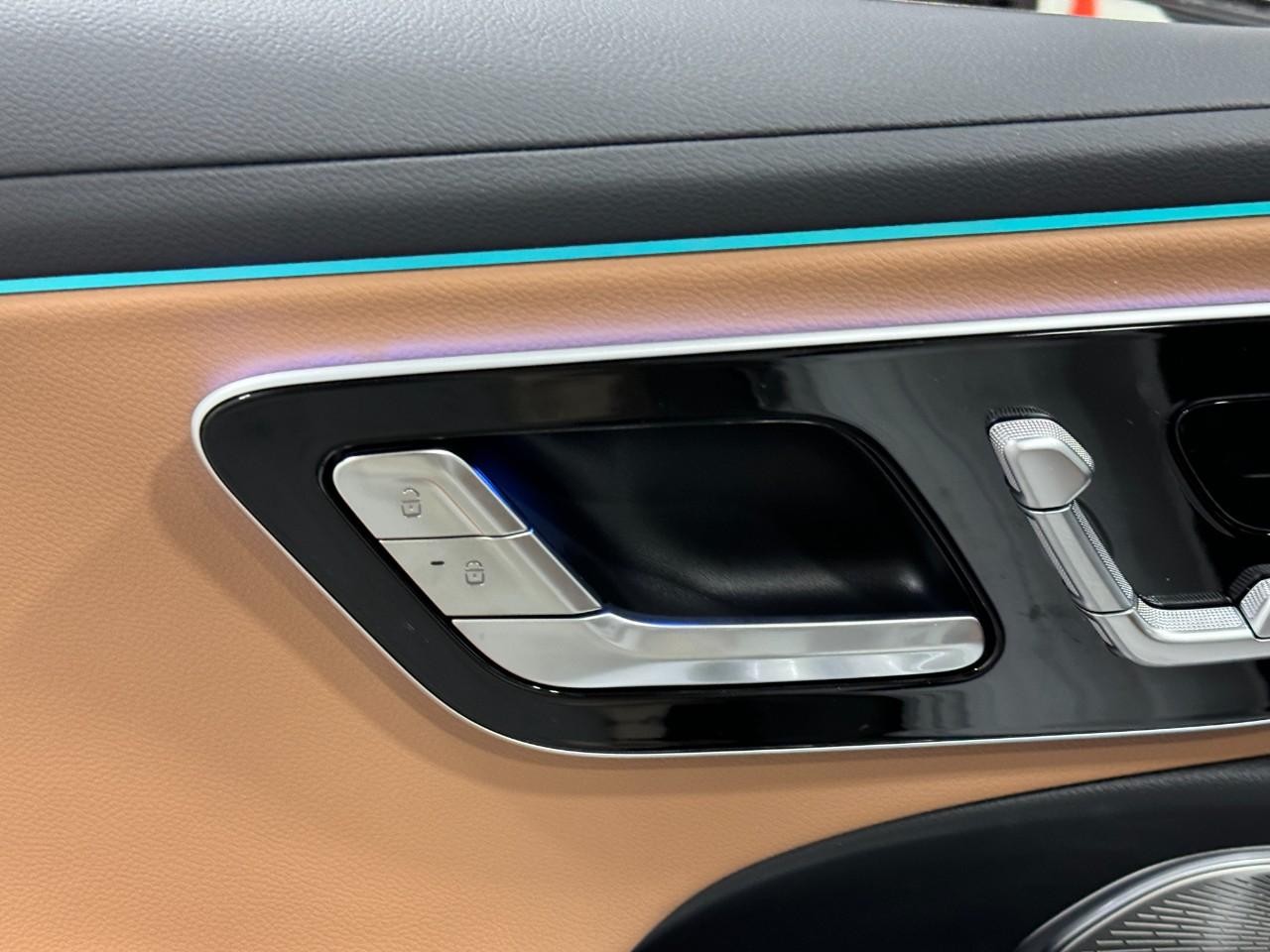 Mercedes-Benz E-Class Vehicle Full-screen Gallery Image 23