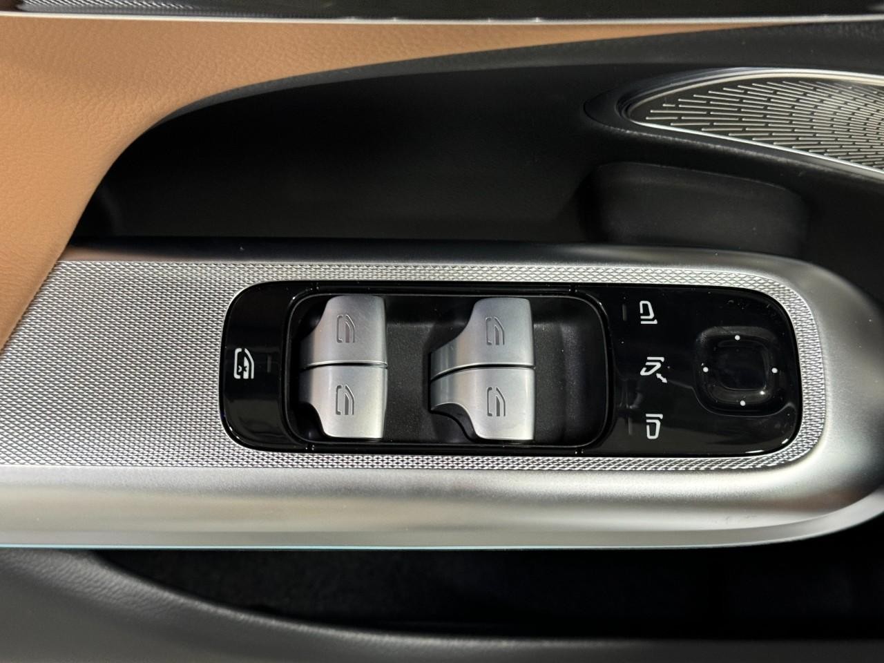 Mercedes-Benz E-Class Vehicle Full-screen Gallery Image 24