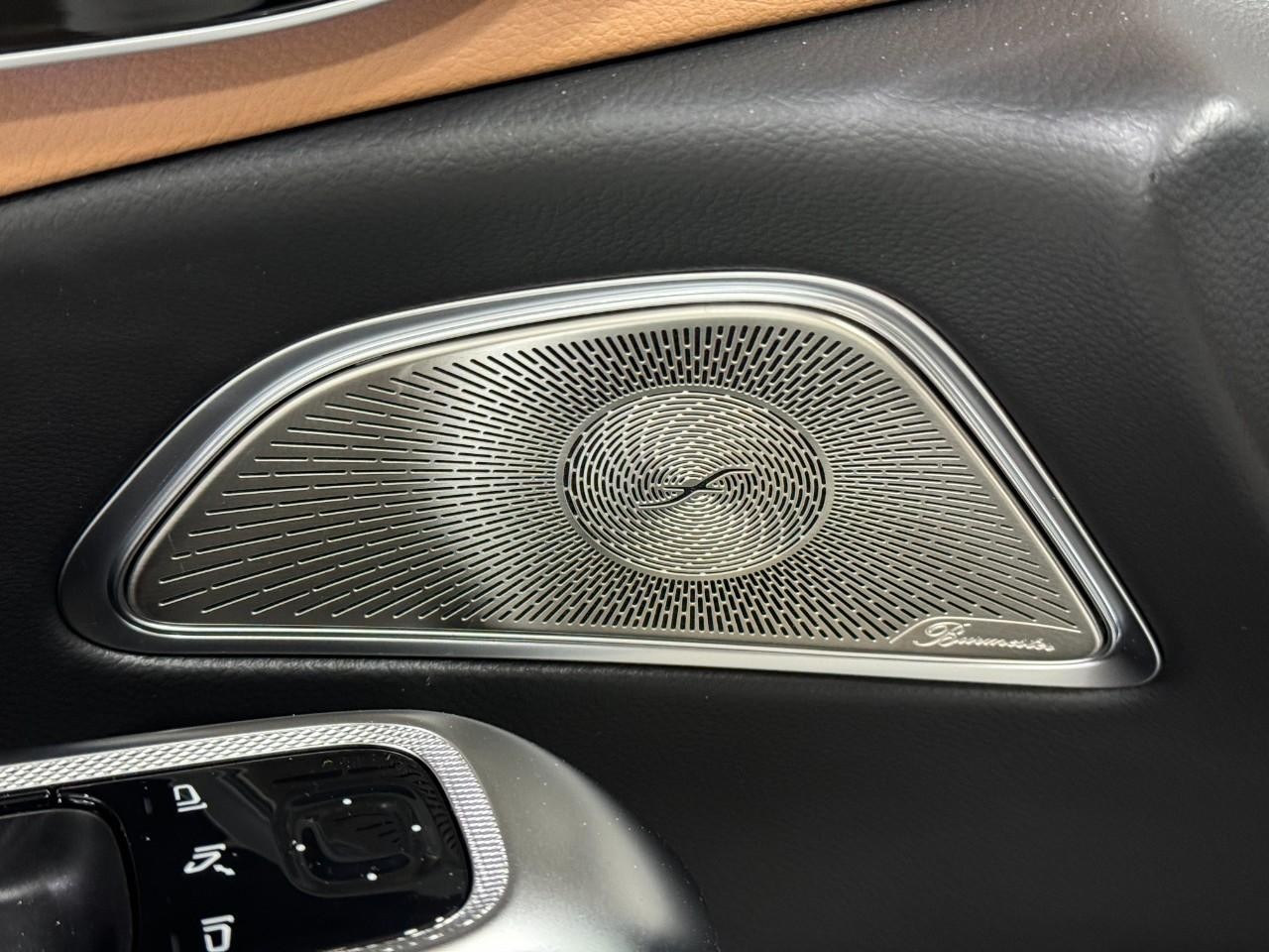 Mercedes-Benz E-Class Vehicle Full-screen Gallery Image 25