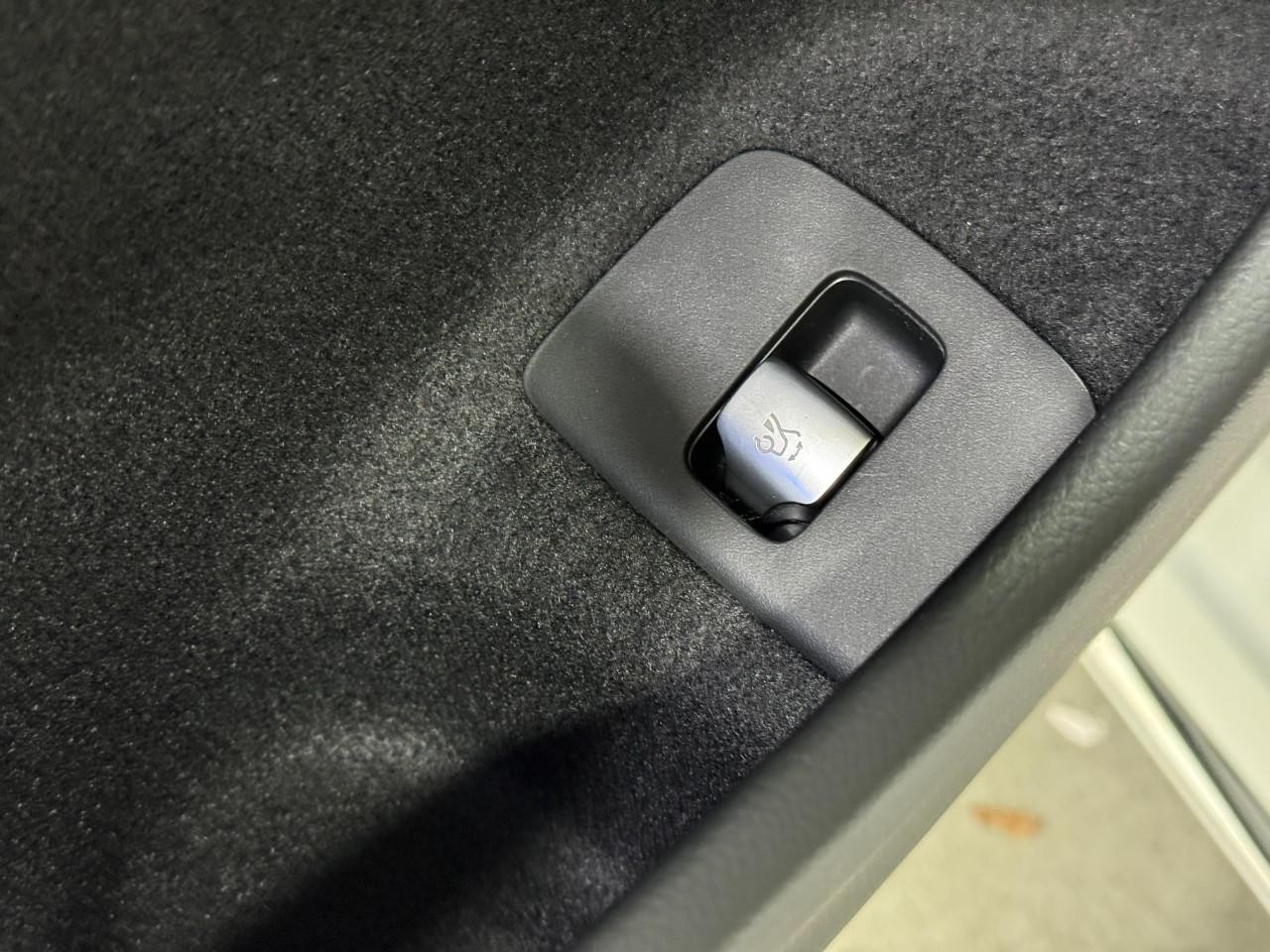 Mercedes-Benz E-Class Vehicle Full-screen Gallery Image 26