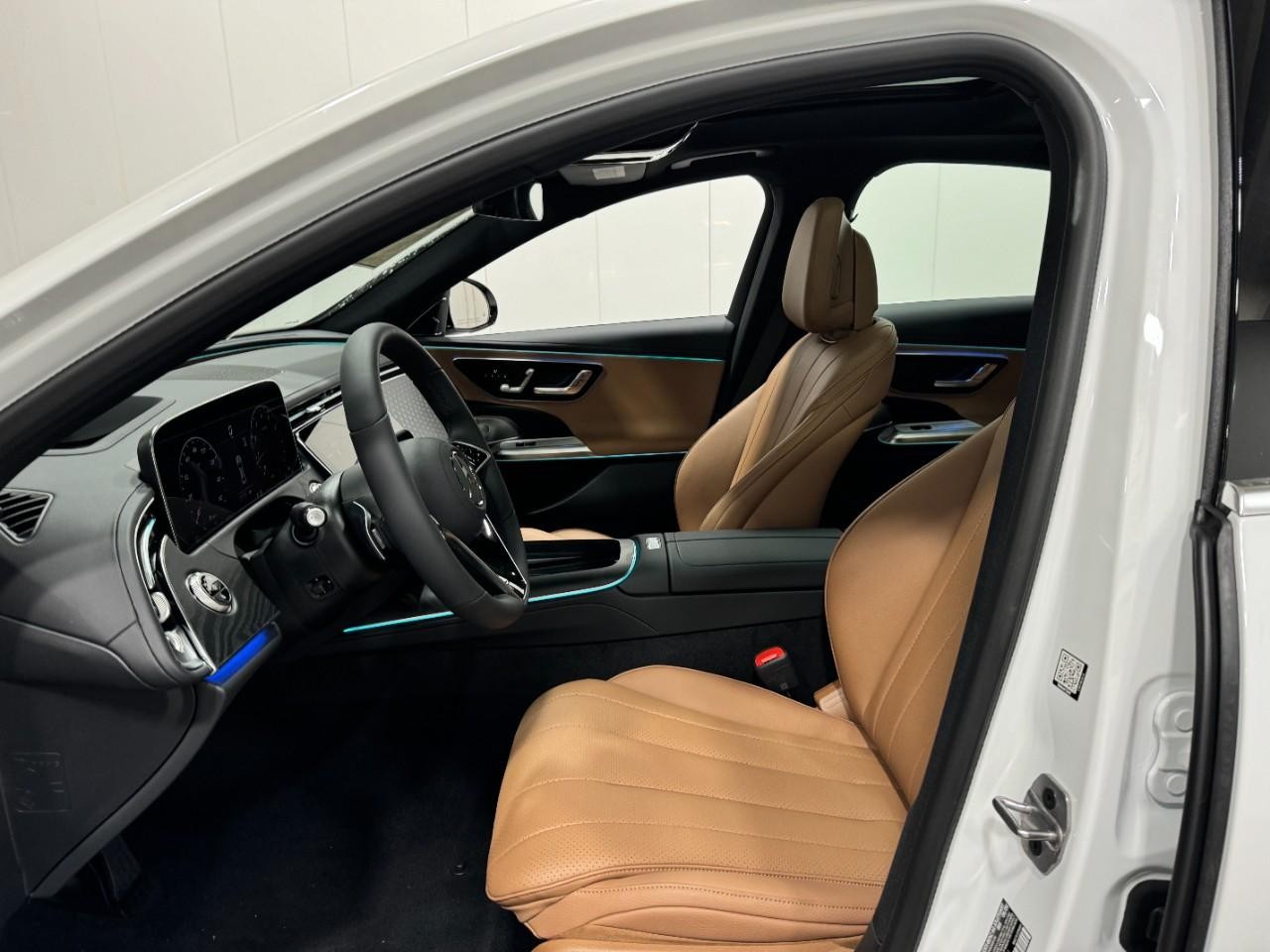 Mercedes-Benz E-Class Vehicle Full-screen Gallery Image 27