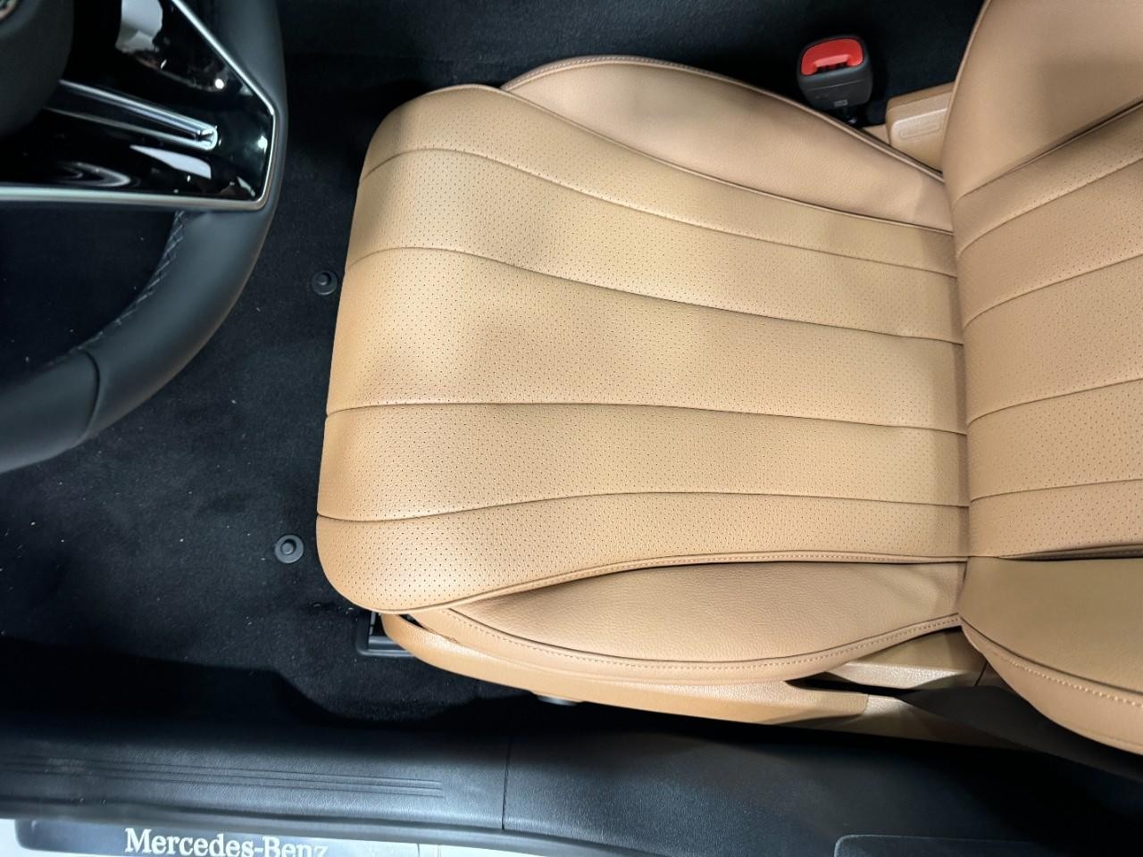 Mercedes-Benz E-Class Vehicle Full-screen Gallery Image 28