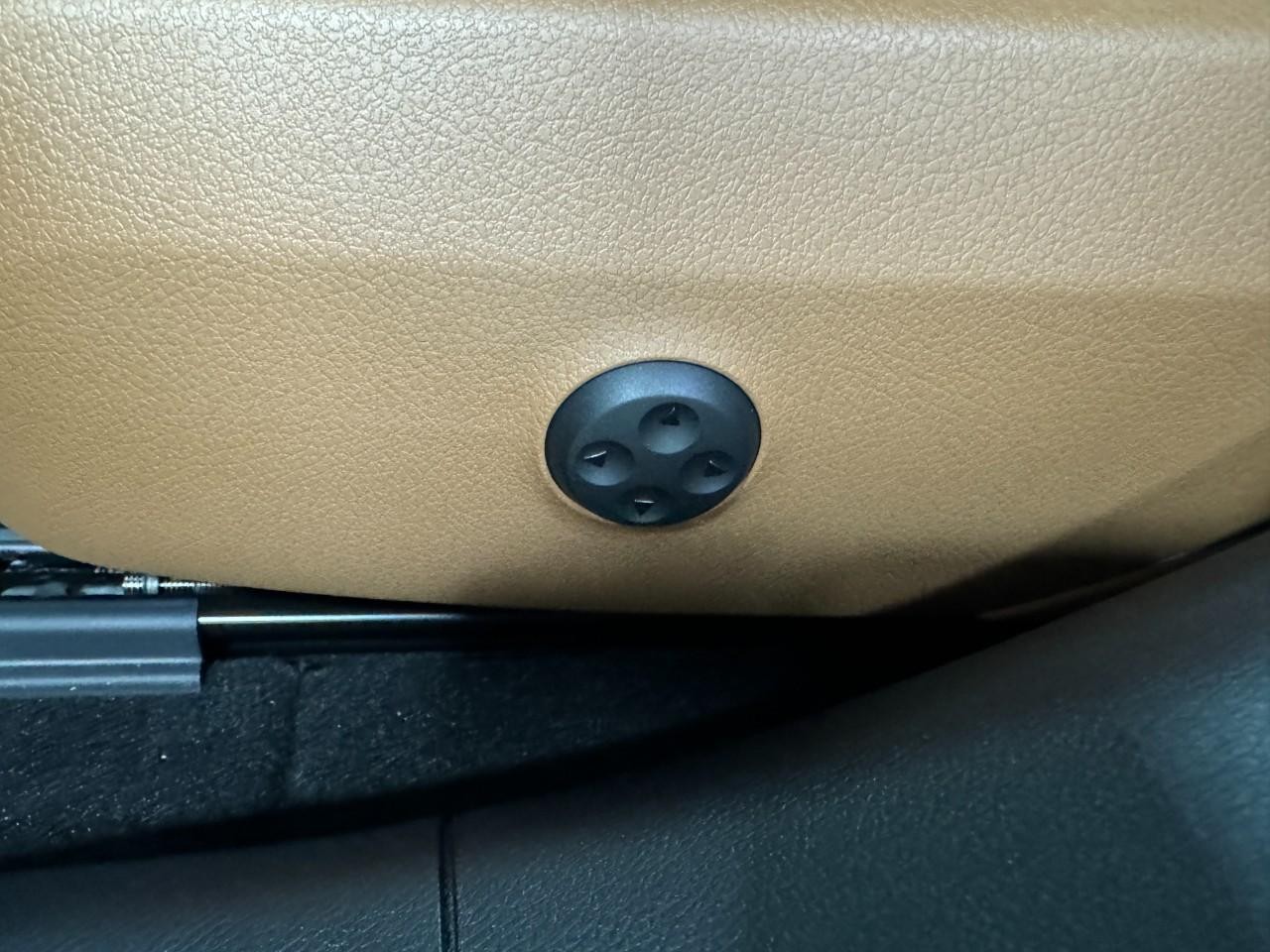 Mercedes-Benz E-Class Vehicle Full-screen Gallery Image 29