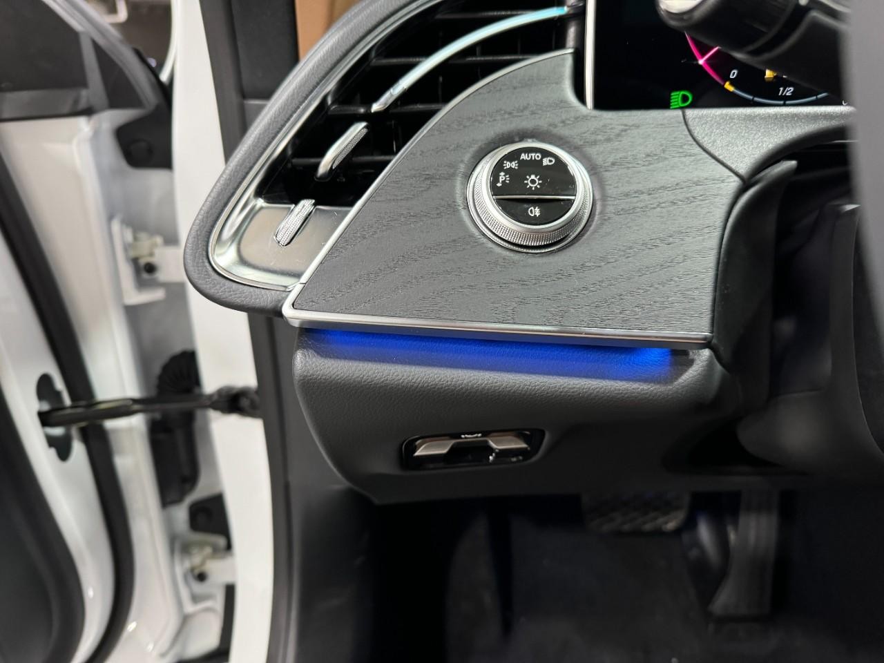 Mercedes-Benz E-Class Vehicle Full-screen Gallery Image 30