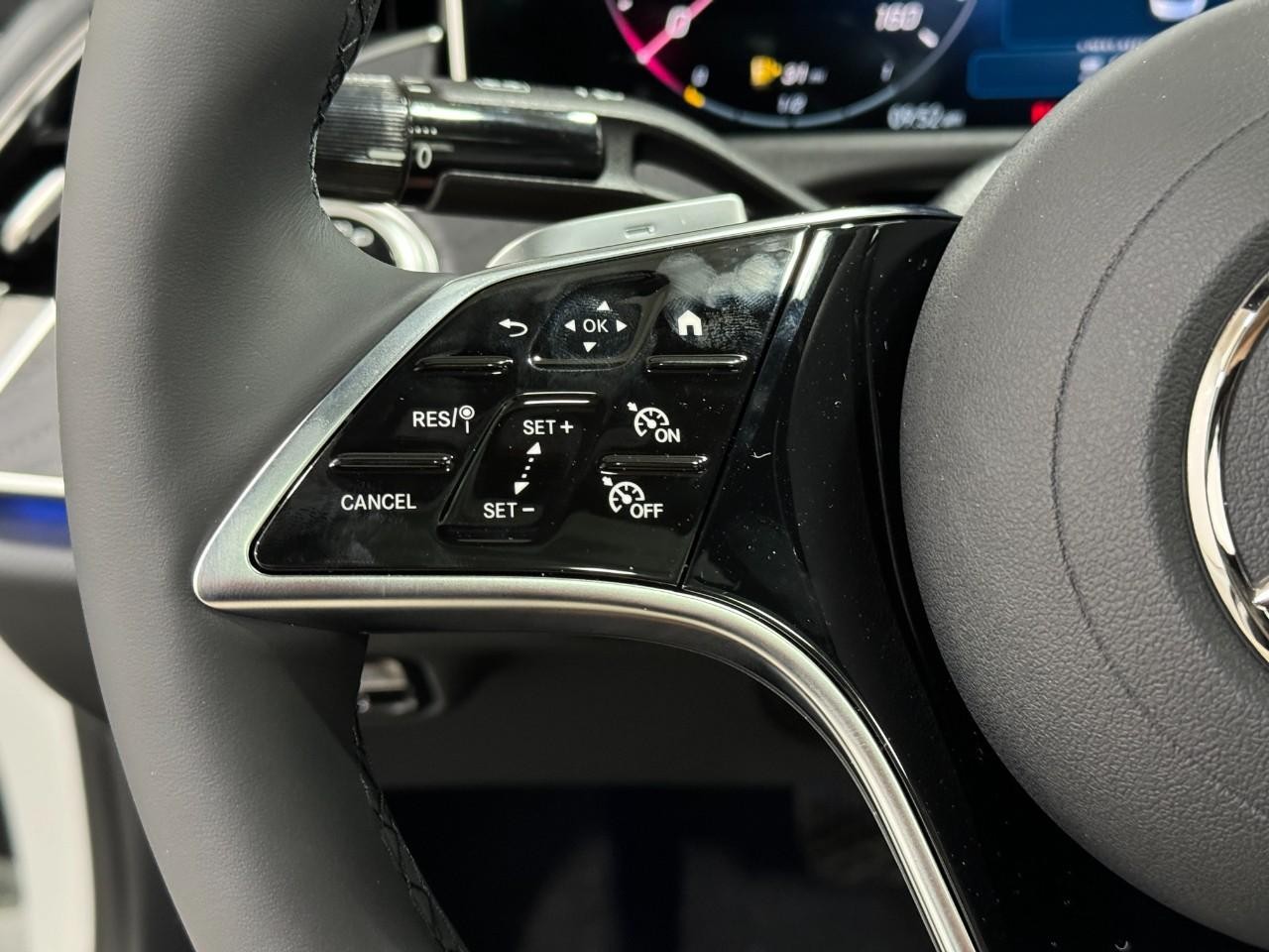 Mercedes-Benz E-Class Vehicle Full-screen Gallery Image 31