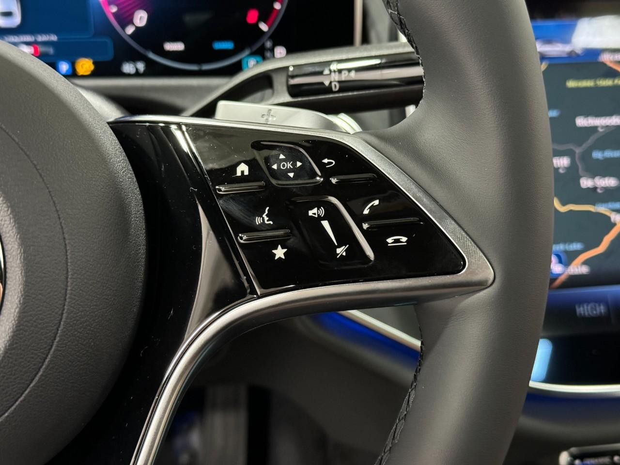 Mercedes-Benz E-Class Vehicle Full-screen Gallery Image 32