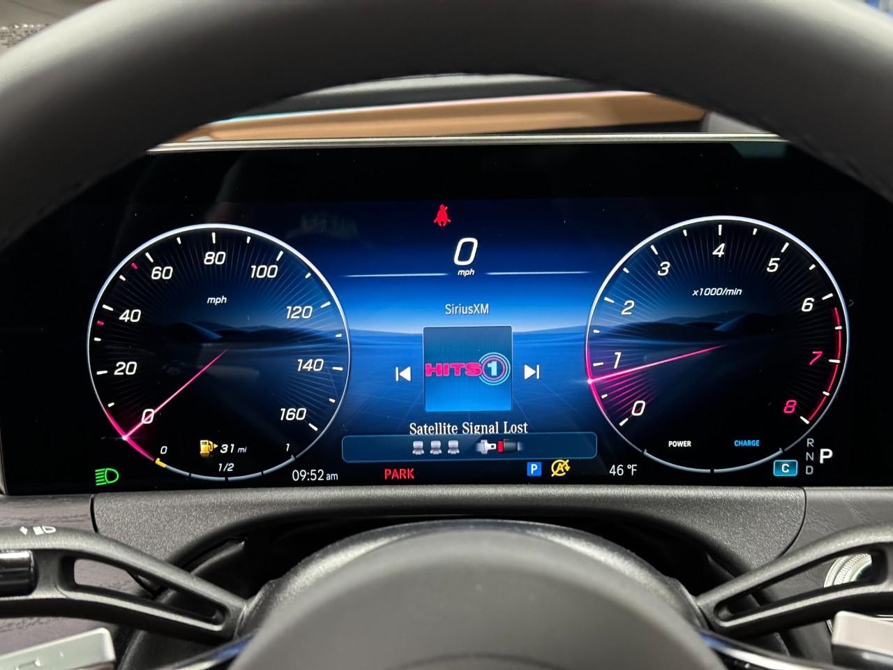 Mercedes-Benz E-Class Vehicle Full-screen Gallery Image 33