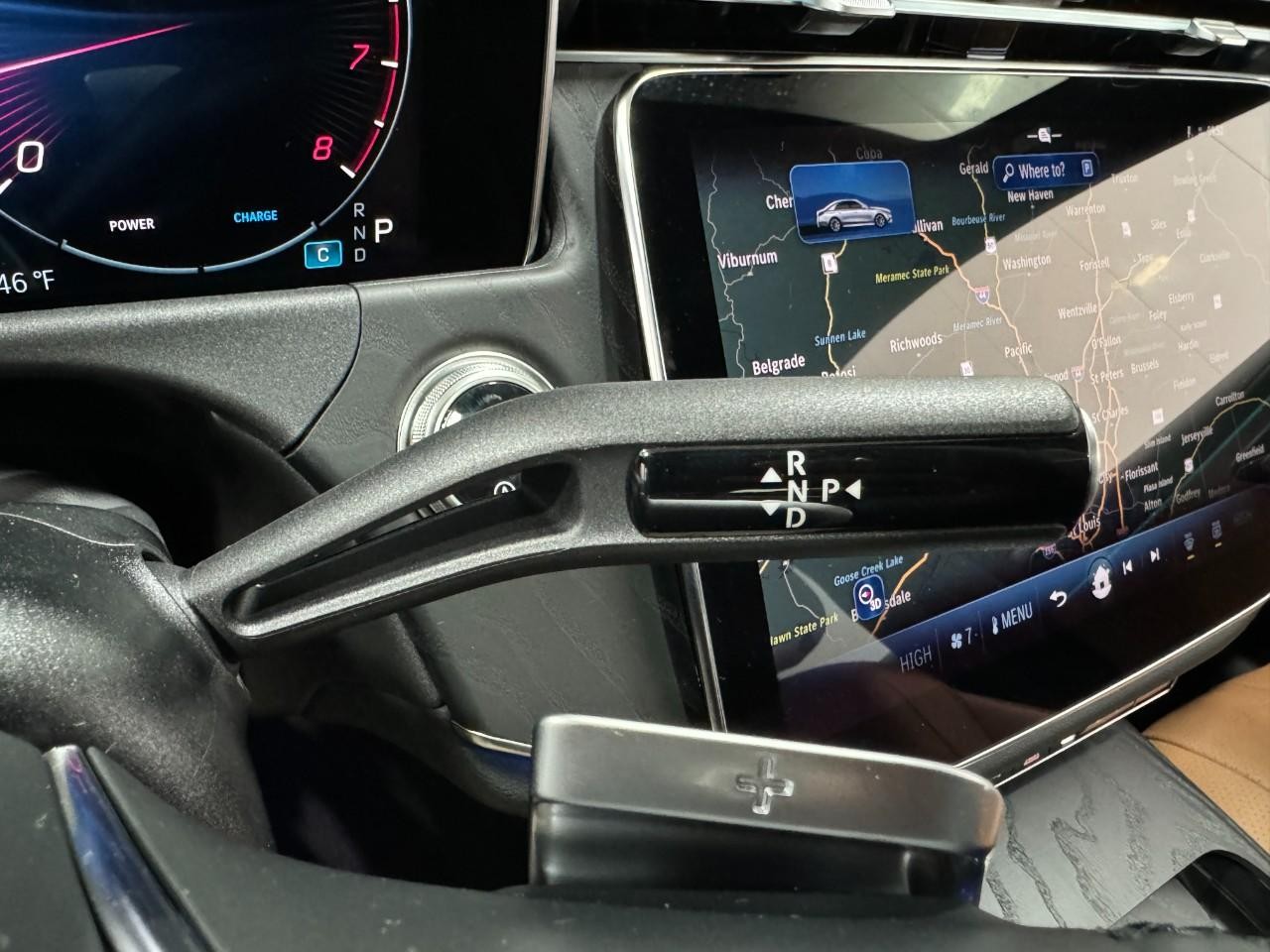 Mercedes-Benz E-Class Vehicle Full-screen Gallery Image 34