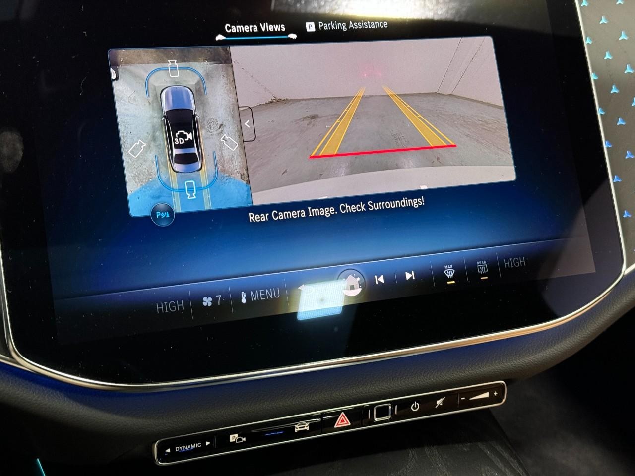 Mercedes-Benz E-Class Vehicle Full-screen Gallery Image 35