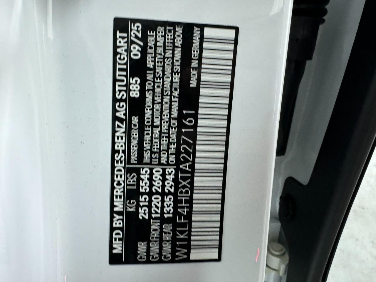 Mercedes-Benz E-Class Vehicle Full-screen Gallery Image 36