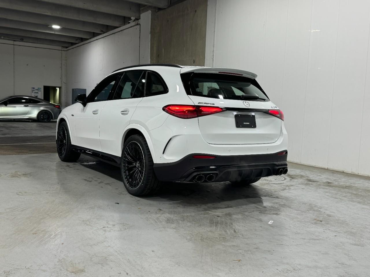 Mercedes-Benz GLC Vehicle Full-screen Gallery Image 3