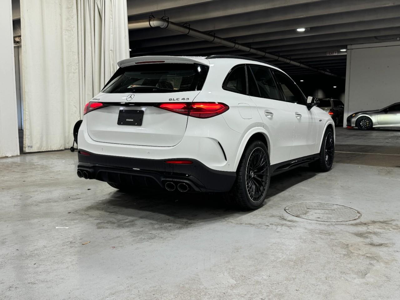 Mercedes-Benz GLC Vehicle Full-screen Gallery Image 4