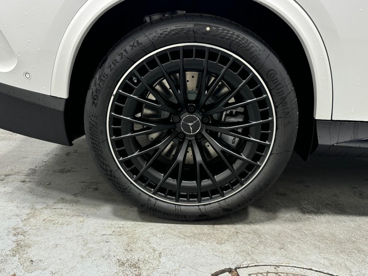 Mercedes-Benz GLC Vehicle Full-screen Gallery Image 5