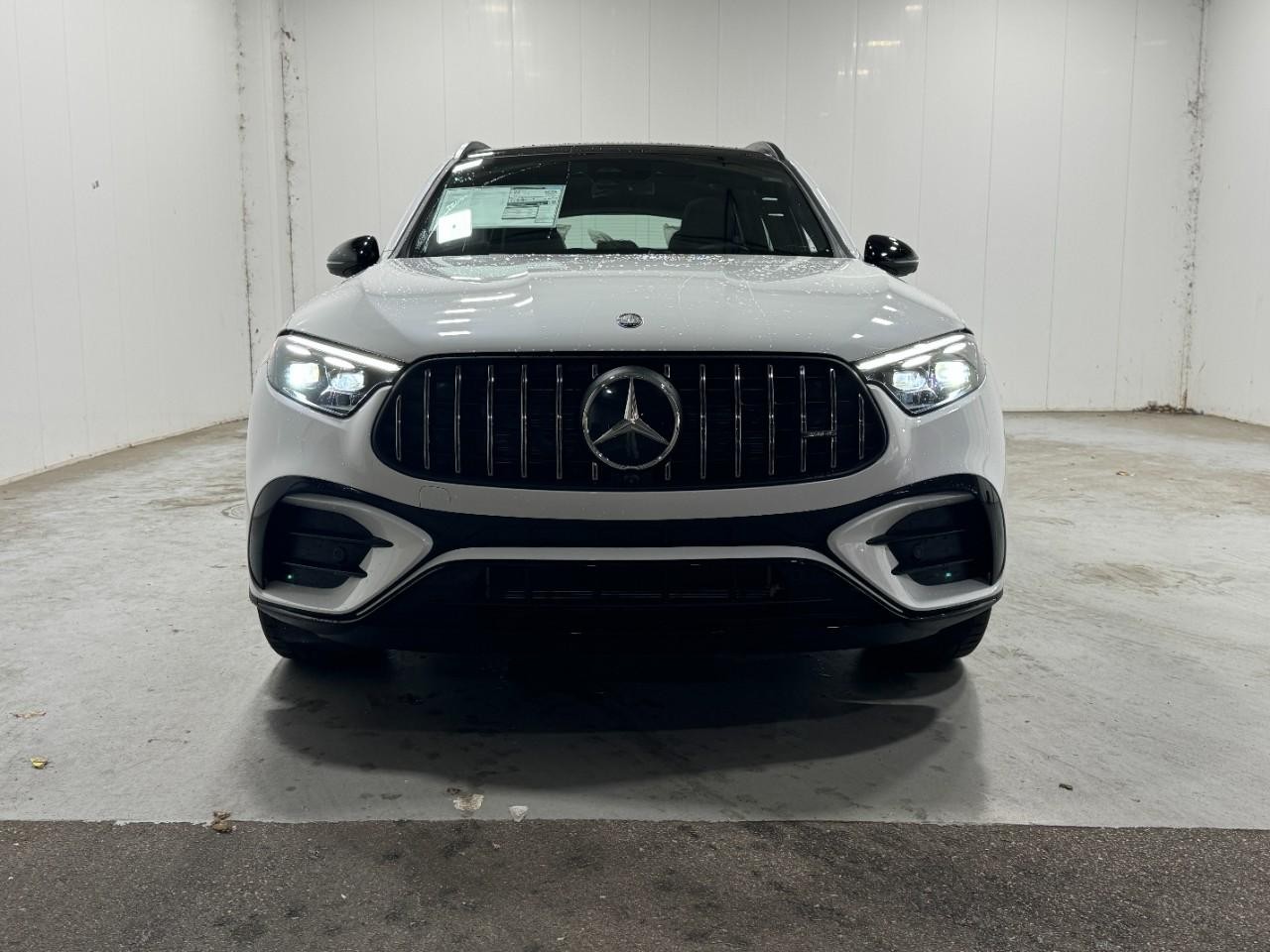 Mercedes-Benz GLC Vehicle Full-screen Gallery Image 7