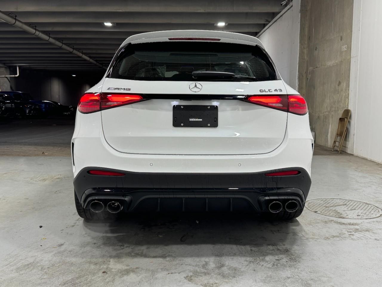 Mercedes-Benz GLC Vehicle Full-screen Gallery Image 8