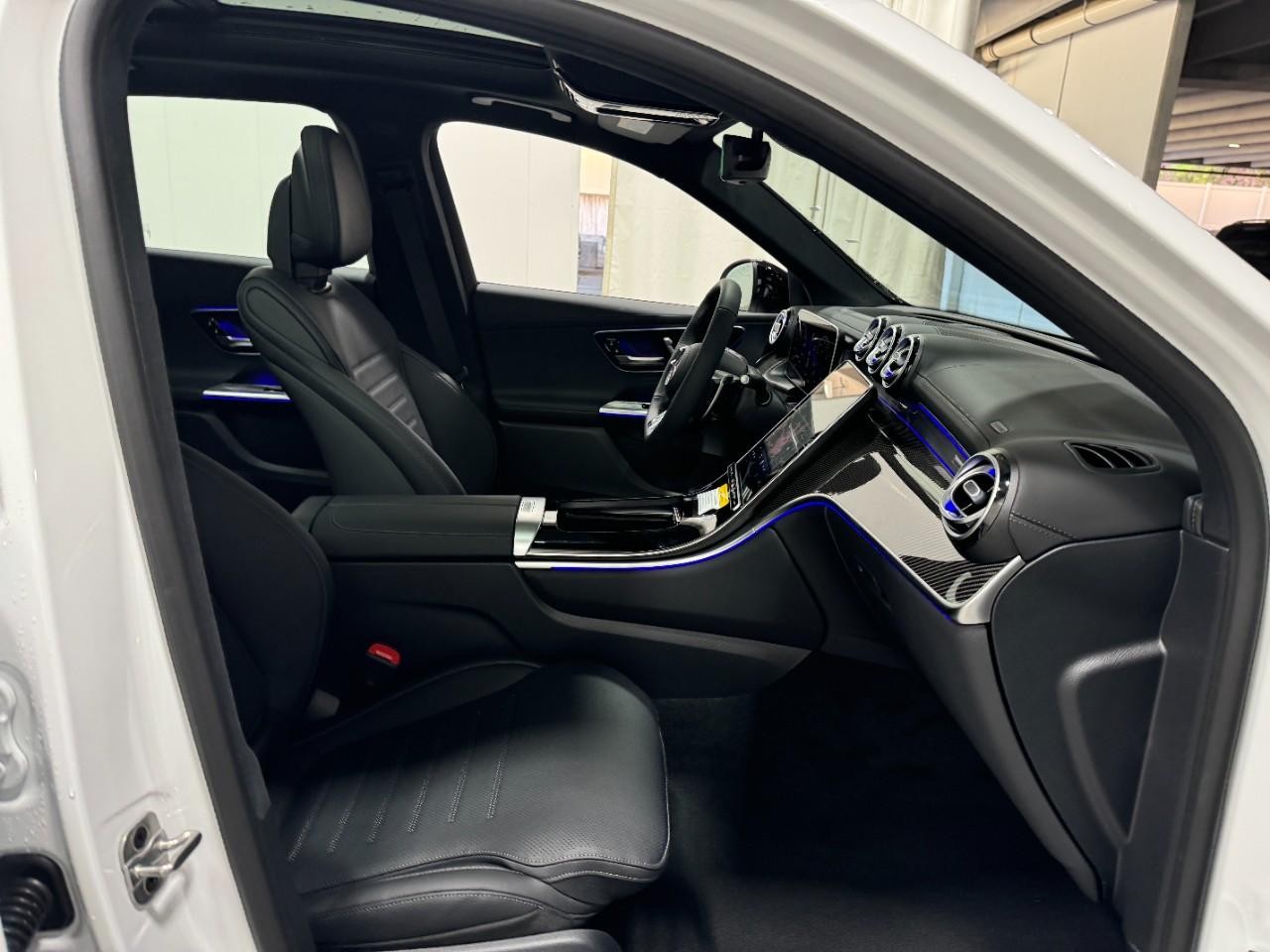 Mercedes-Benz GLC Vehicle Full-screen Gallery Image 14