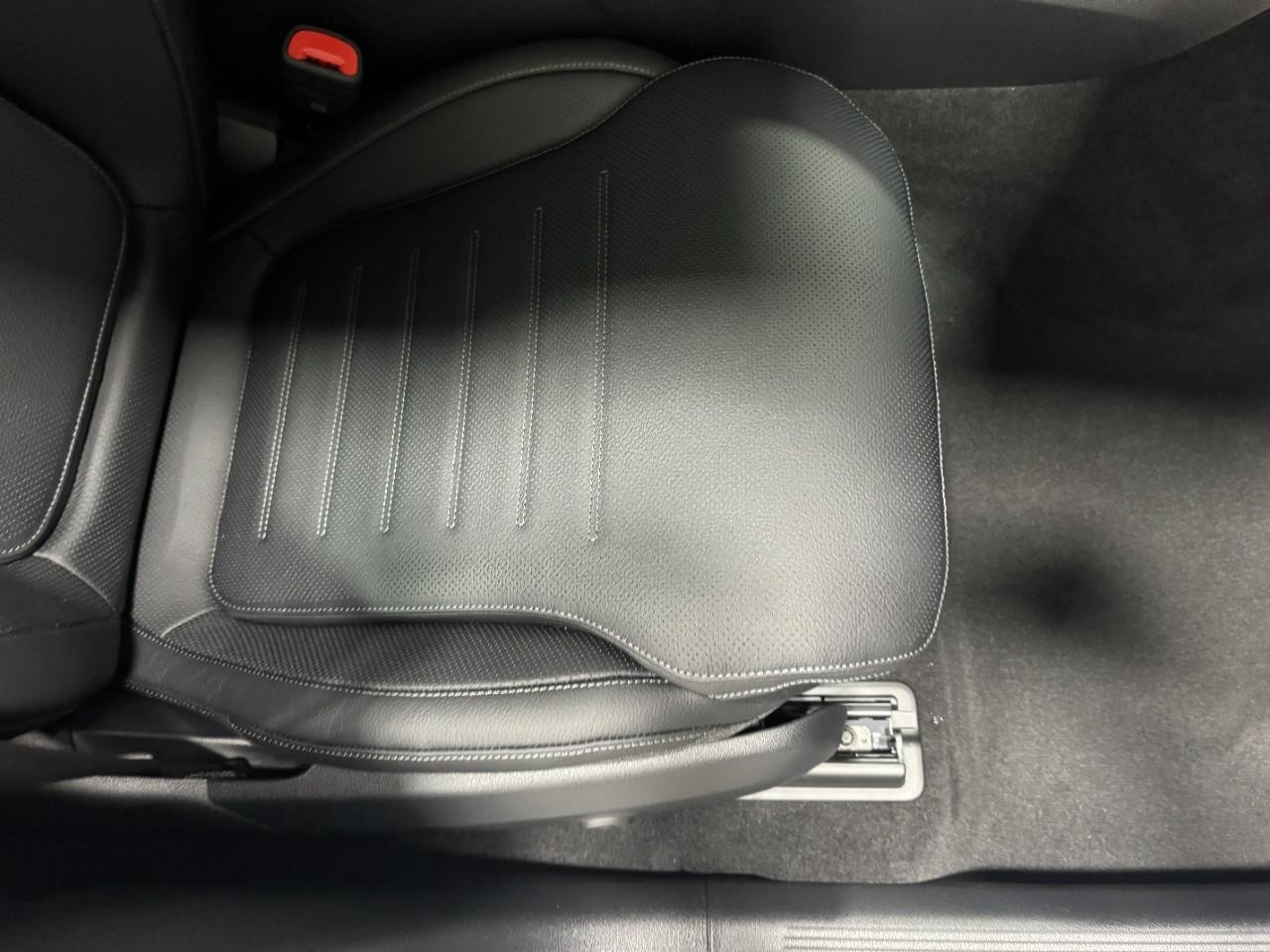 Mercedes-Benz GLC Vehicle Full-screen Gallery Image 15