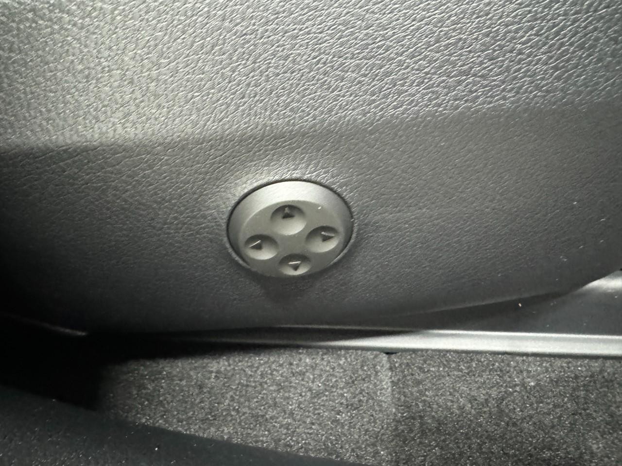 Mercedes-Benz GLC Vehicle Full-screen Gallery Image 16