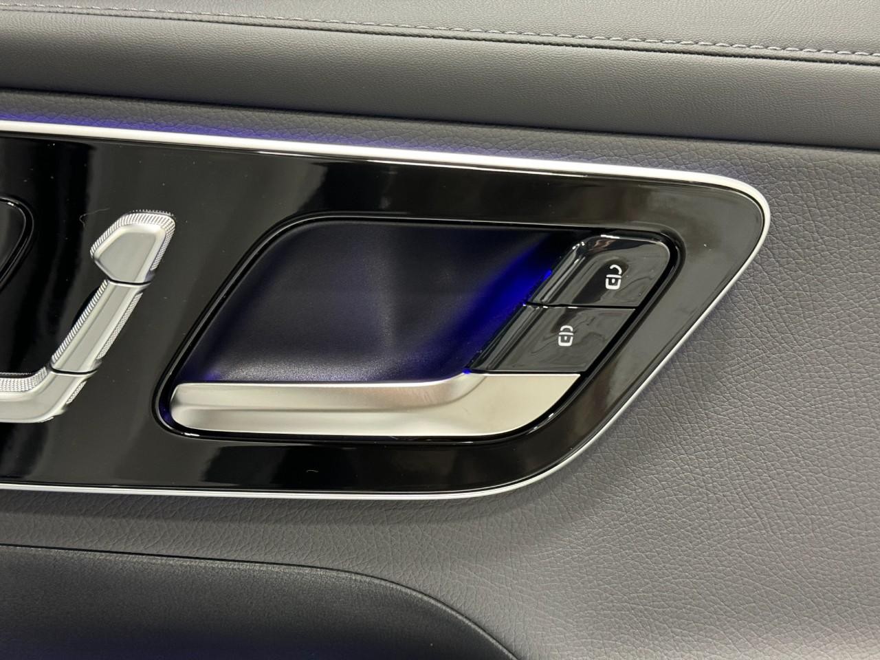 Mercedes-Benz GLC Vehicle Full-screen Gallery Image 18