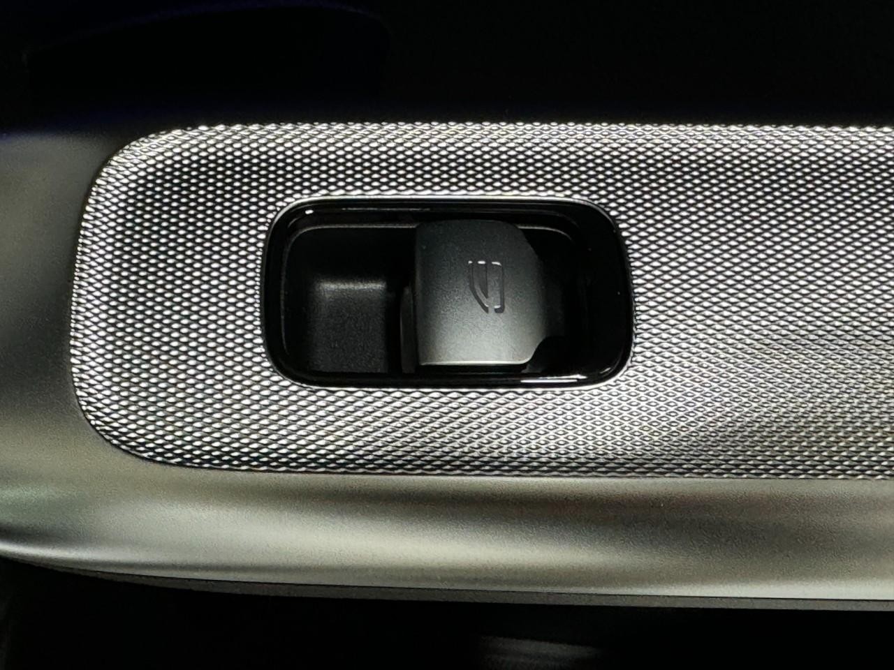 Mercedes-Benz GLC Vehicle Full-screen Gallery Image 19