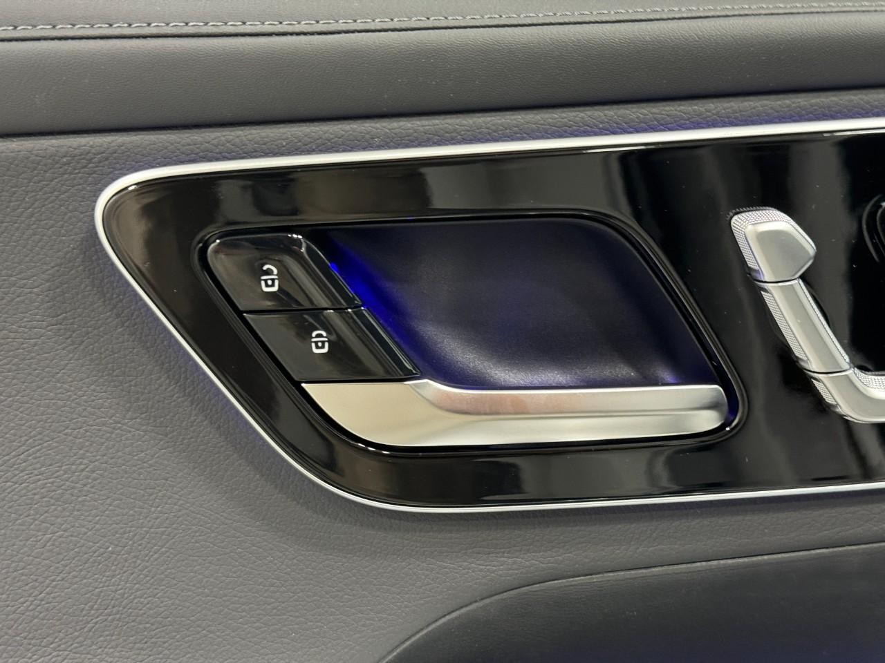 Mercedes-Benz GLC Vehicle Full-screen Gallery Image 21