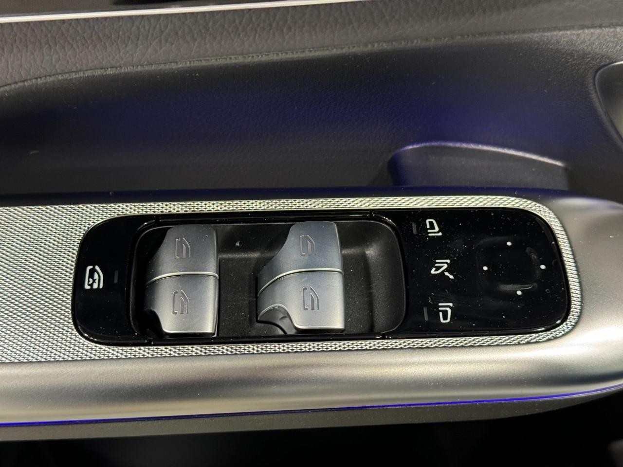 Mercedes-Benz GLC Vehicle Full-screen Gallery Image 22