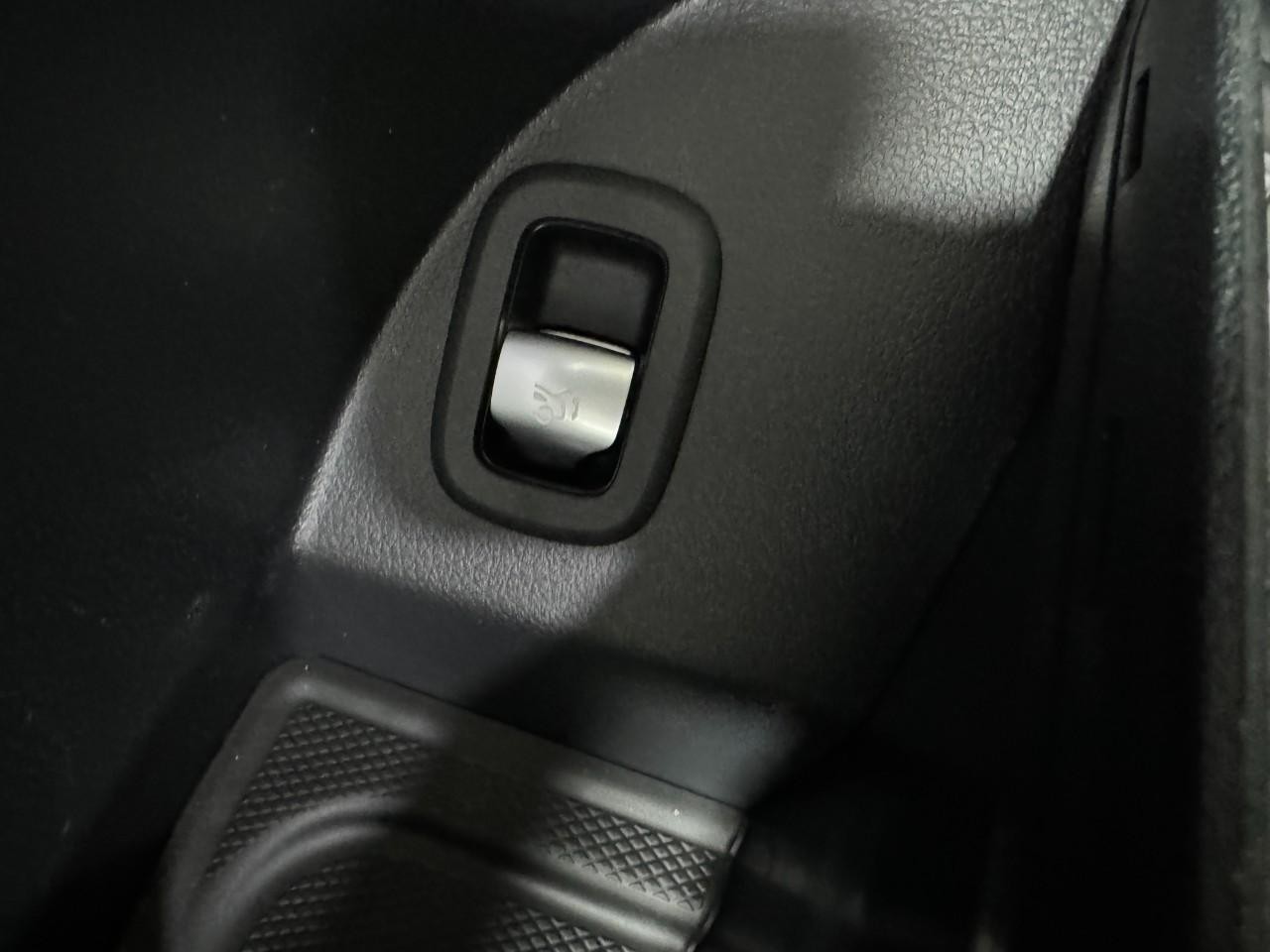 Mercedes-Benz GLC Vehicle Full-screen Gallery Image 24