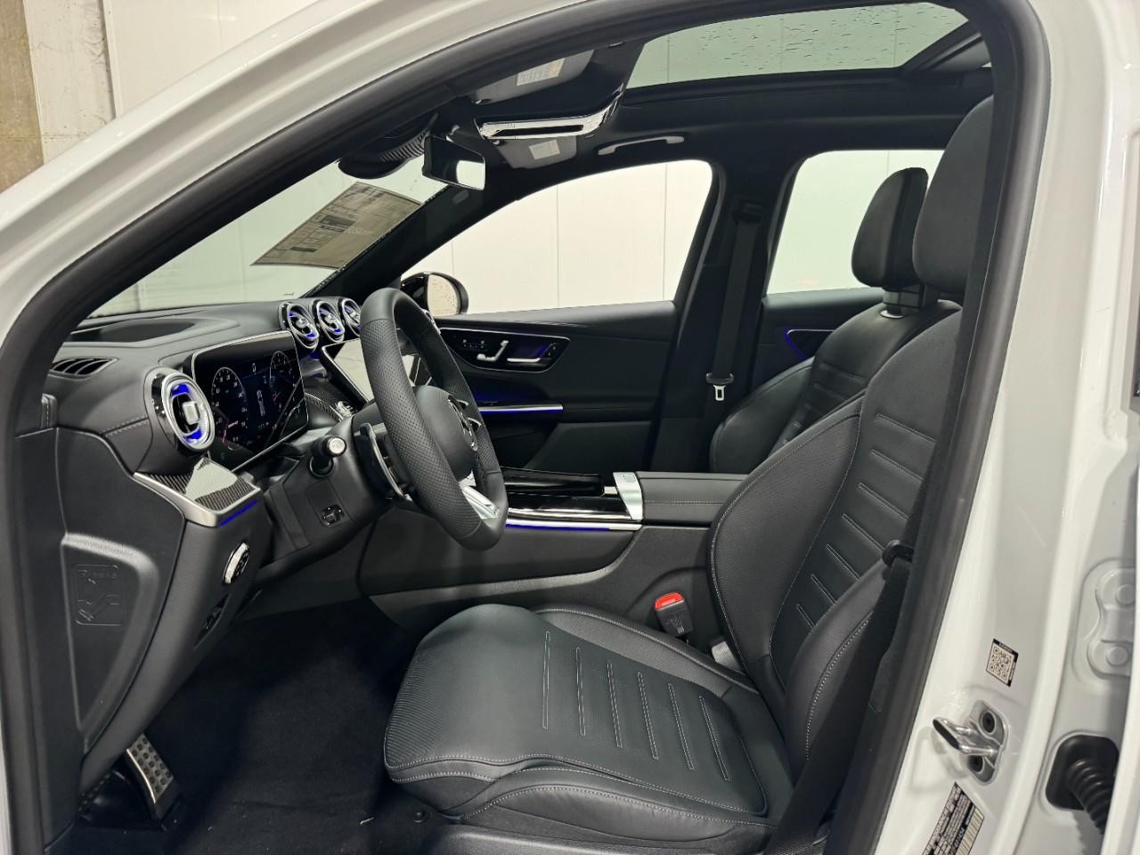 Mercedes-Benz GLC Vehicle Full-screen Gallery Image 25