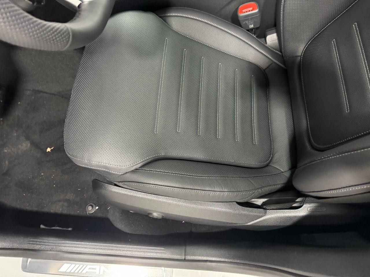 Mercedes-Benz GLC Vehicle Full-screen Gallery Image 26