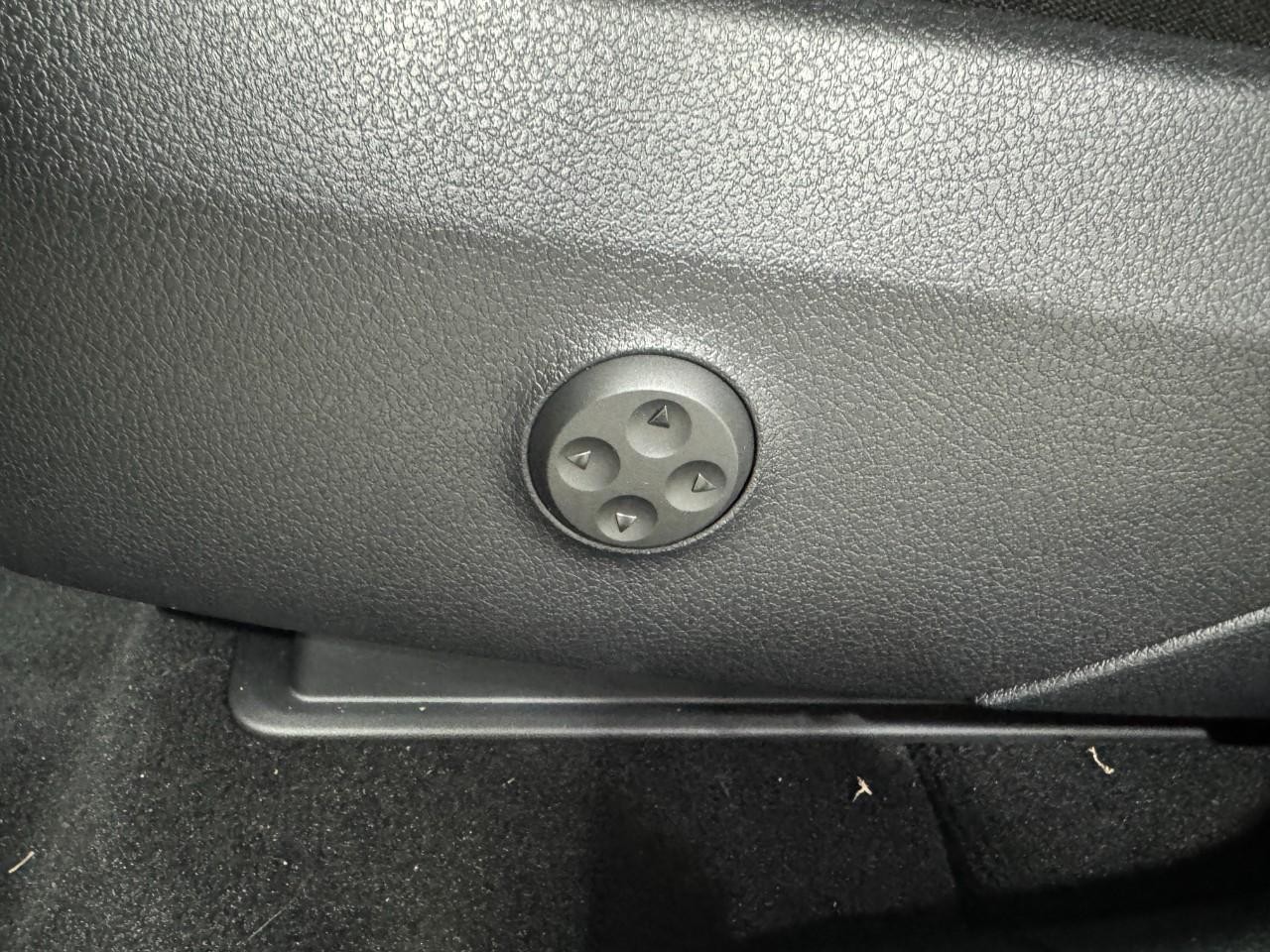 Mercedes-Benz GLC Vehicle Full-screen Gallery Image 27