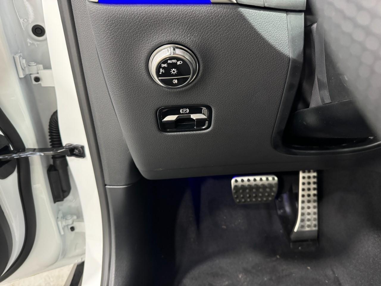 Mercedes-Benz GLC Vehicle Full-screen Gallery Image 28