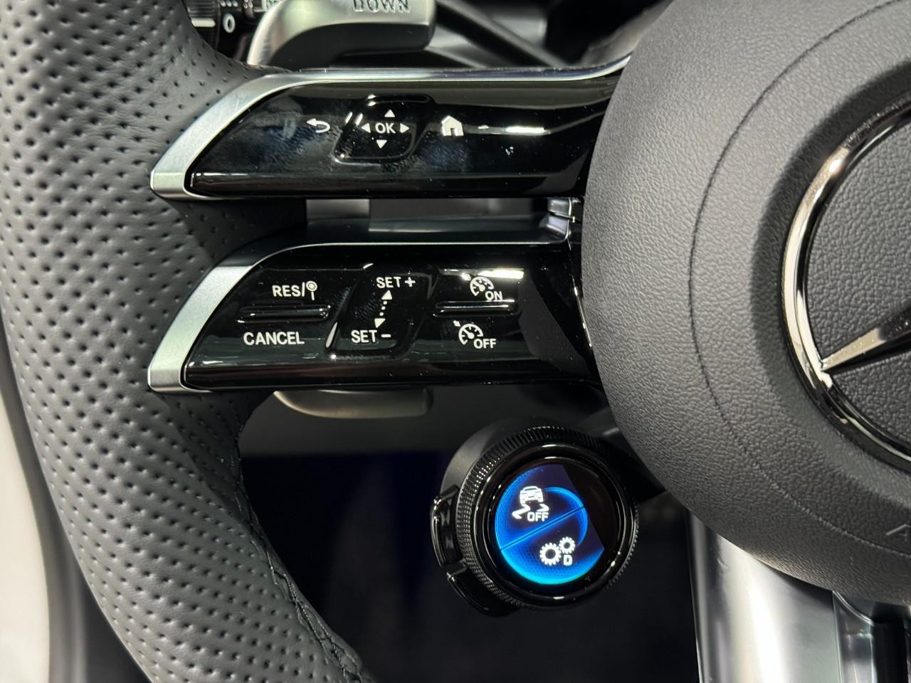 Mercedes-Benz GLC Vehicle Full-screen Gallery Image 29