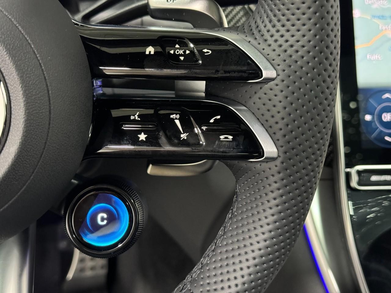 Mercedes-Benz GLC Vehicle Full-screen Gallery Image 30