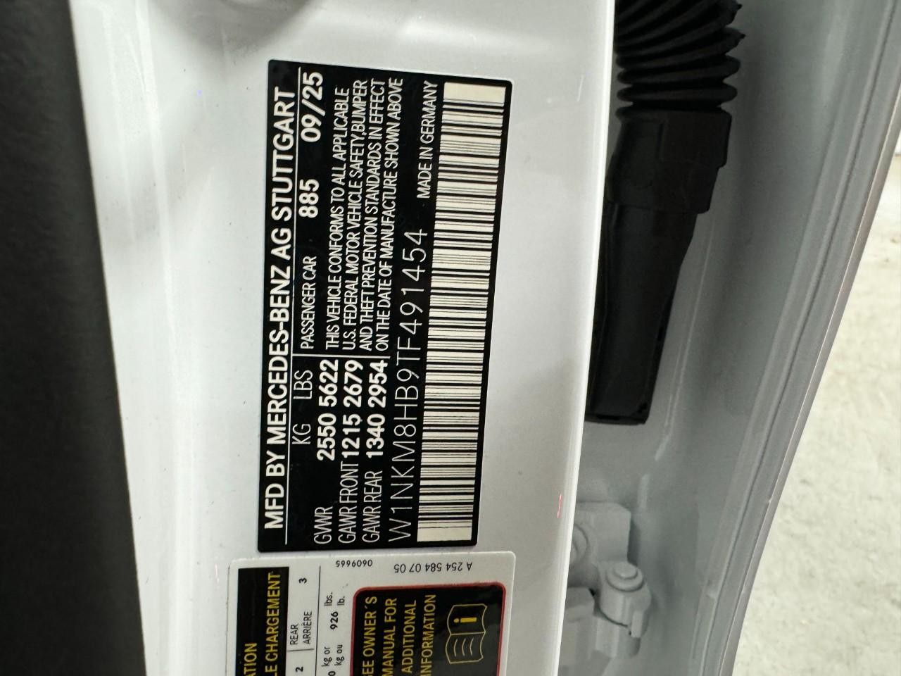 Mercedes-Benz GLC Vehicle Full-screen Gallery Image 34