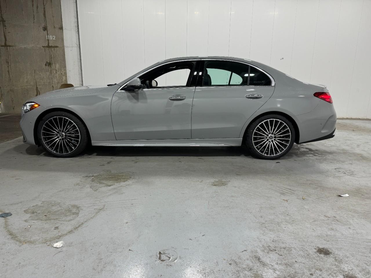 Mercedes-Benz C-Class Vehicle Full-screen Gallery Image 2