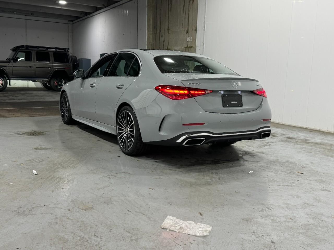 Mercedes-Benz C-Class Vehicle Full-screen Gallery Image 3