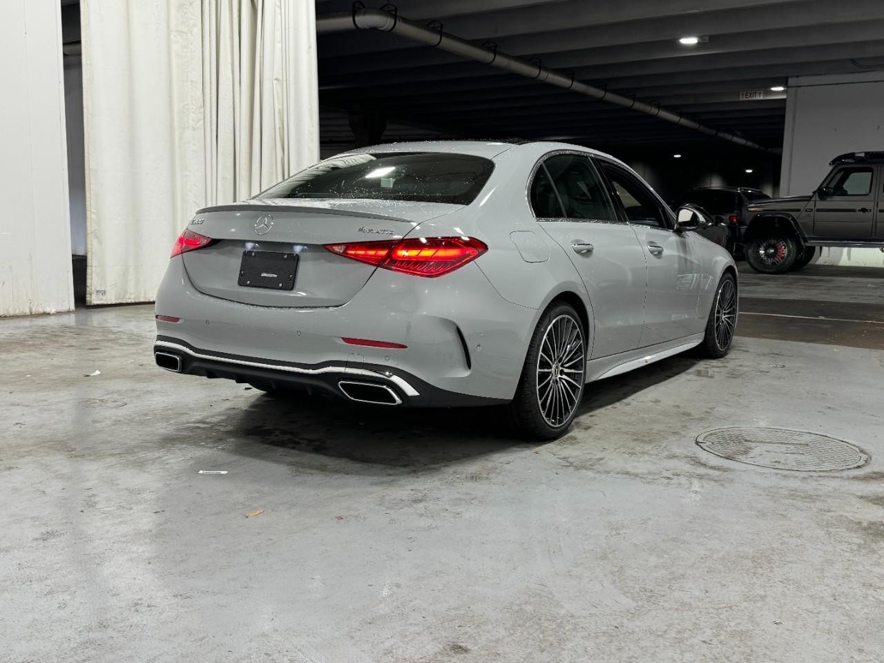 Mercedes-Benz C-Class Vehicle Full-screen Gallery Image 4