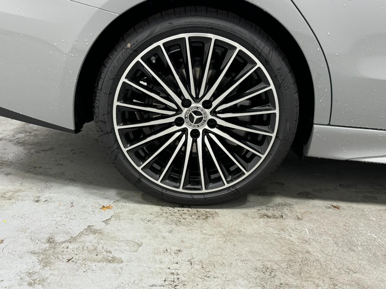 Mercedes-Benz C-Class Vehicle Full-screen Gallery Image 5