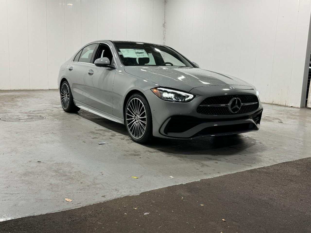 Mercedes-Benz C-Class Vehicle Full-screen Gallery Image 6