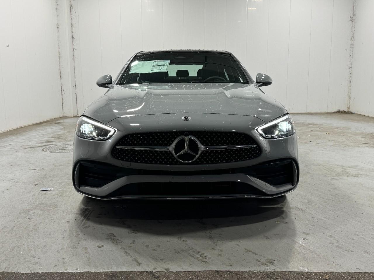 Mercedes-Benz C-Class Vehicle Full-screen Gallery Image 7