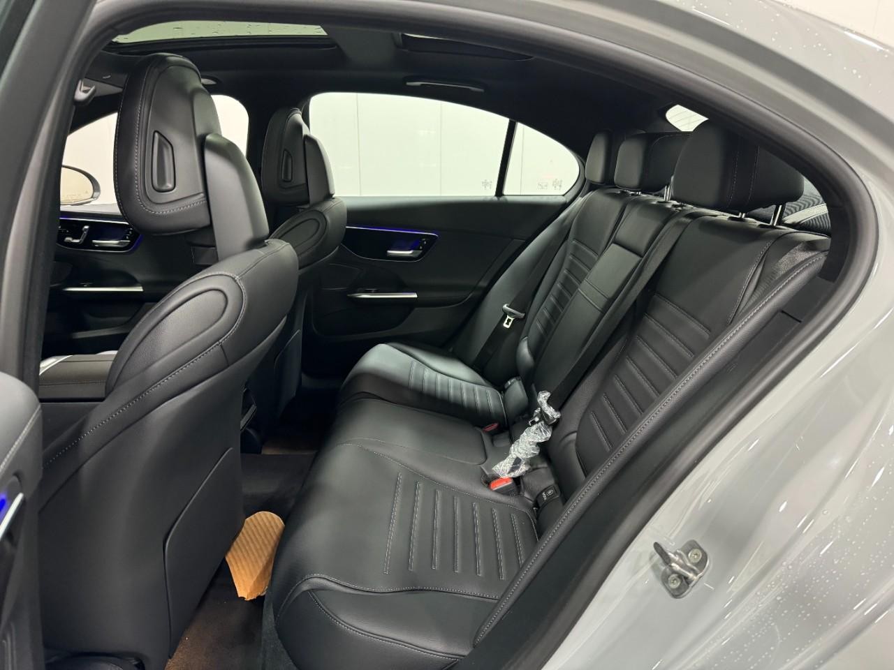 Mercedes-Benz C-Class Vehicle Full-screen Gallery Image 8