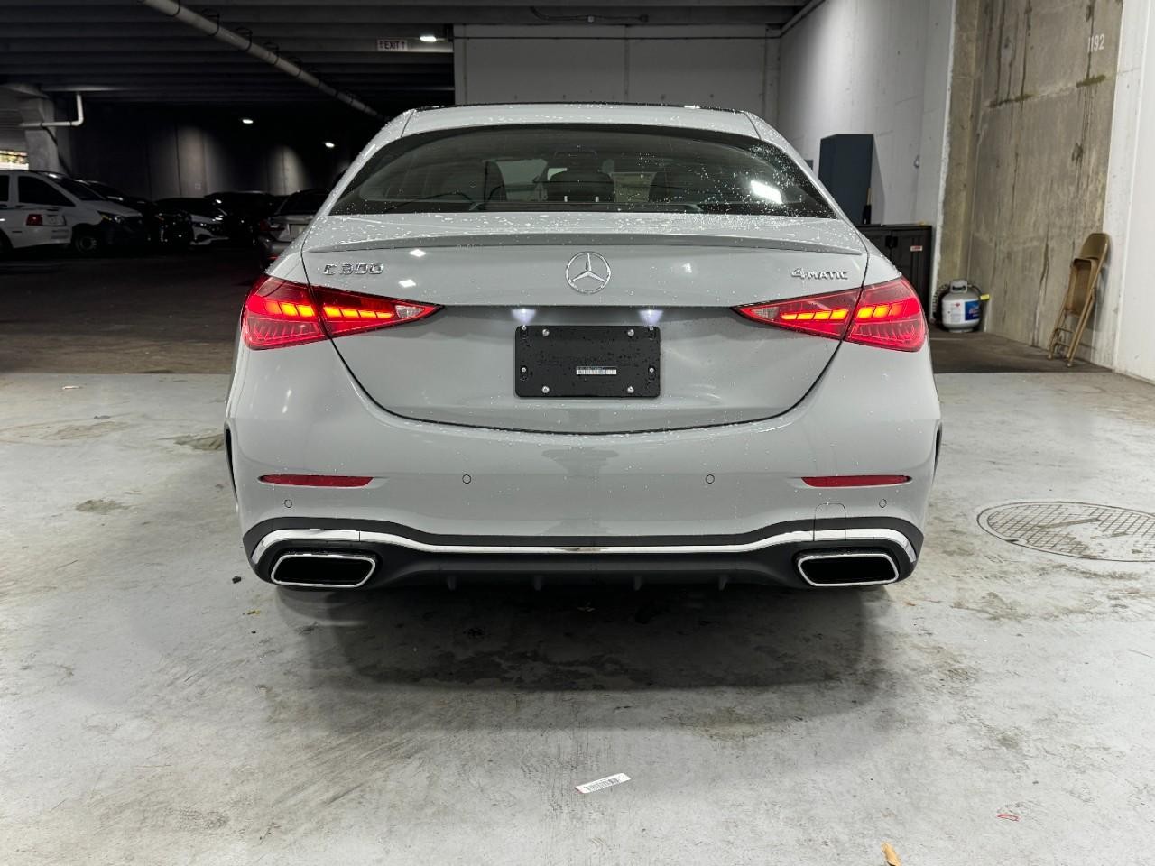 Mercedes-Benz C-Class Vehicle Full-screen Gallery Image 9