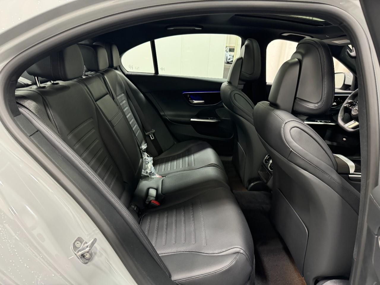 Mercedes-Benz C-Class Vehicle Full-screen Gallery Image 10