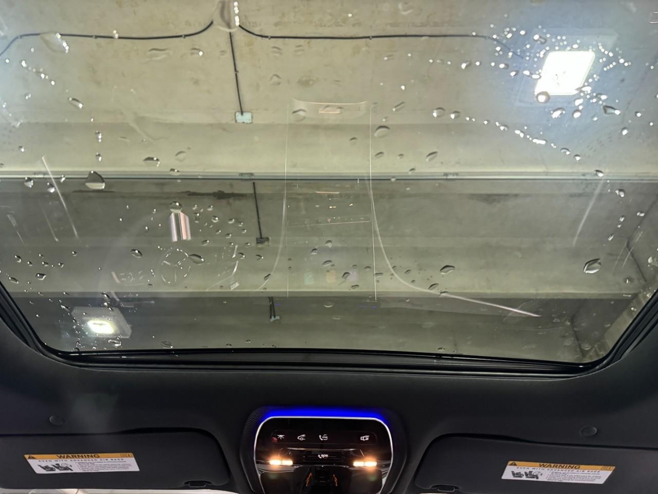 Mercedes-Benz C-Class Vehicle Full-screen Gallery Image 11